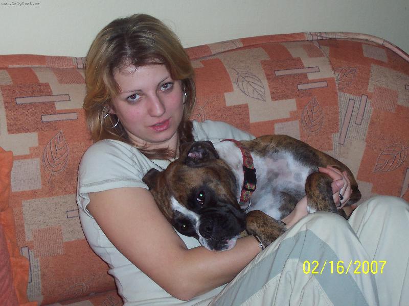 Foto: mazlen� se s pani�kou :)