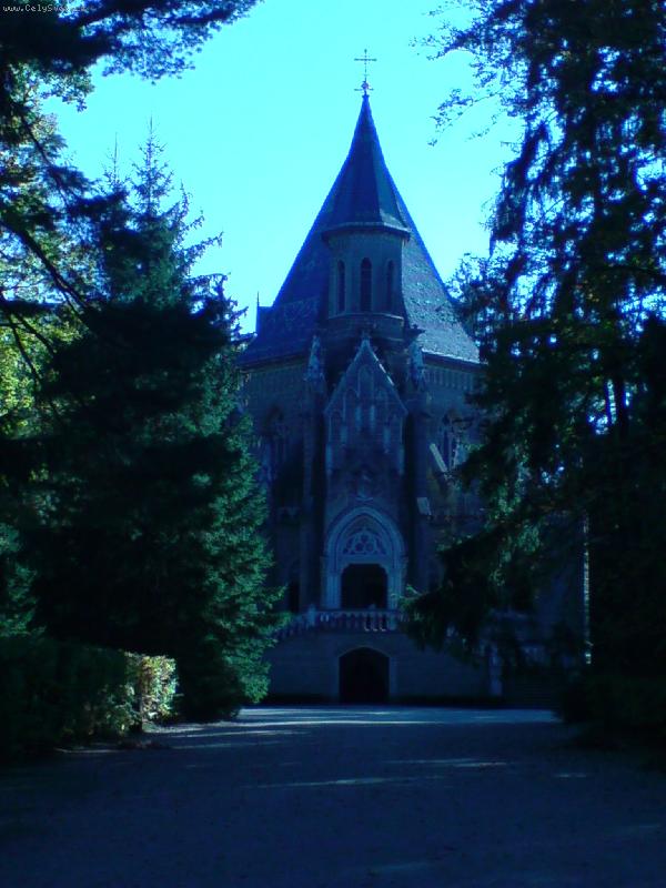 Foto: T�ebo�-hrobka v podve�er