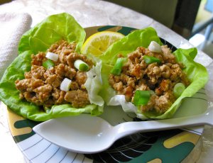 Recept online: Kuřecí kousky  v listovém salátu dvou druhů: Osmažené kousky marinovaného kuřecího masa podávané s listy salátu a pikantní zálivkou s arašídy