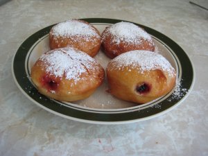 Recept online: Plněné koblihy: Smažené koblihy plněné jahodovým džemem a posypané moučkovým cukrem
