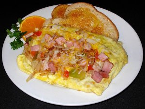 Recept online: Vaječná omeleta s bramborem a grilovanou zeleninou: Výživný a chutný bezmasý pokrm - omeleta z vajec, brambor a grilované zeleniny