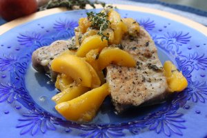 Recept online: Vepřová pečeně s broskvemi: Vepřové maso pečené s cibulí , broskvemi a provensálským kořením
